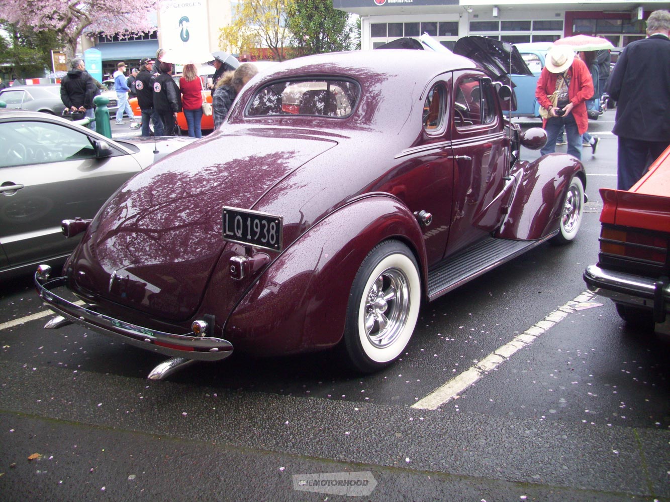 Lots of people were seen taking photos of Stuart & Gaye Andersons pristine 1938 Chev Coupe.jpg